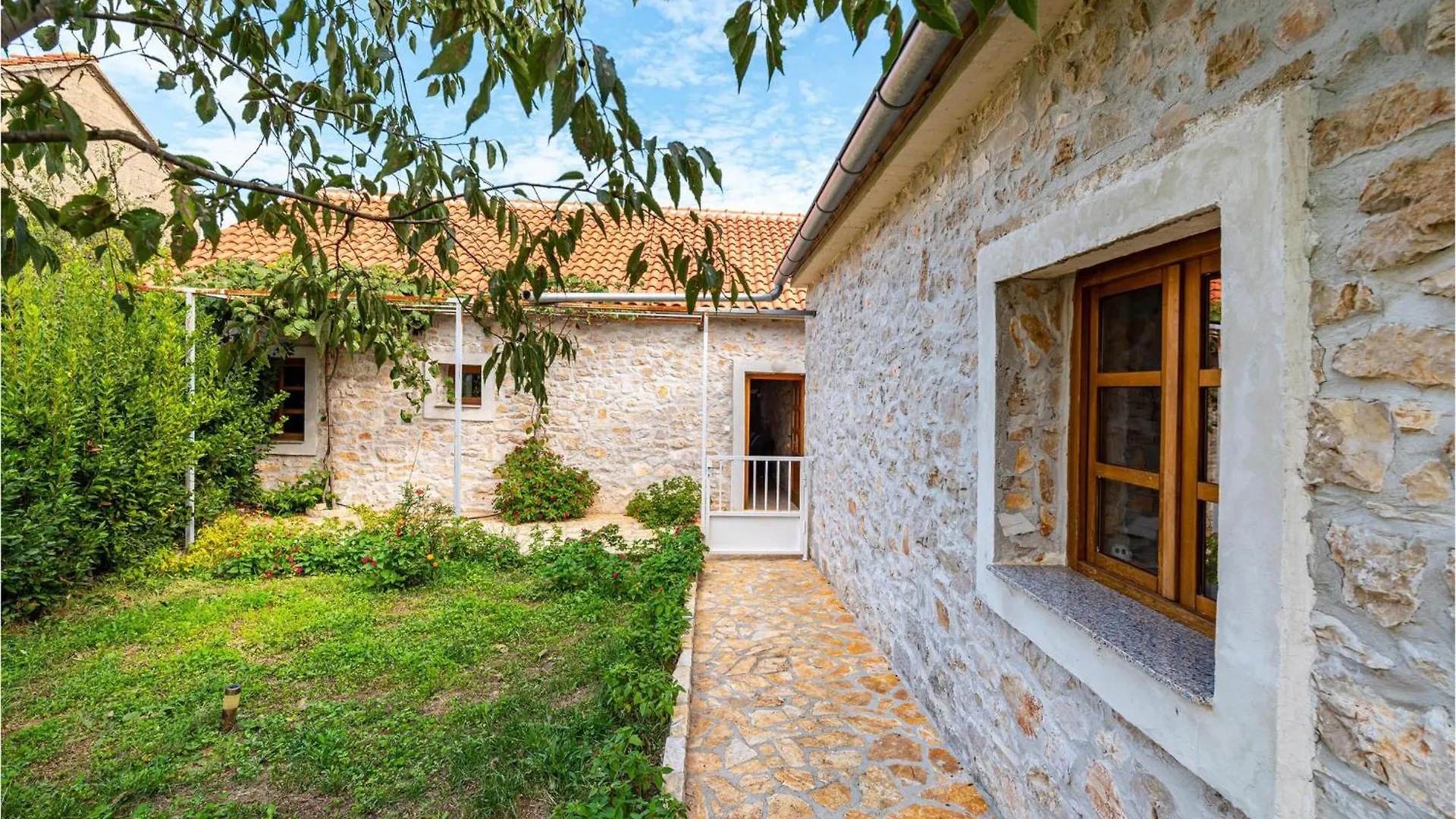 2 Bedroom Cozy Home In Lisane Tinjske