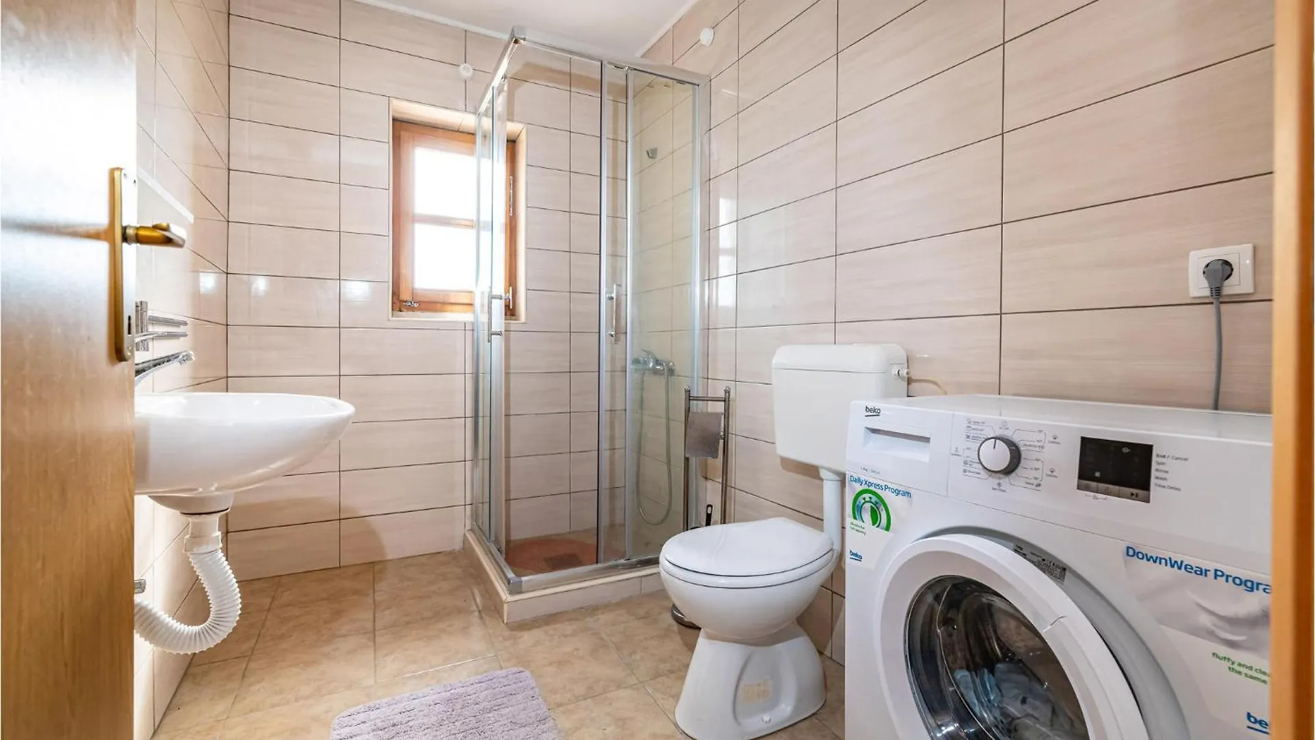 2 Bedroom Cozy Home In Lisane Tinjske