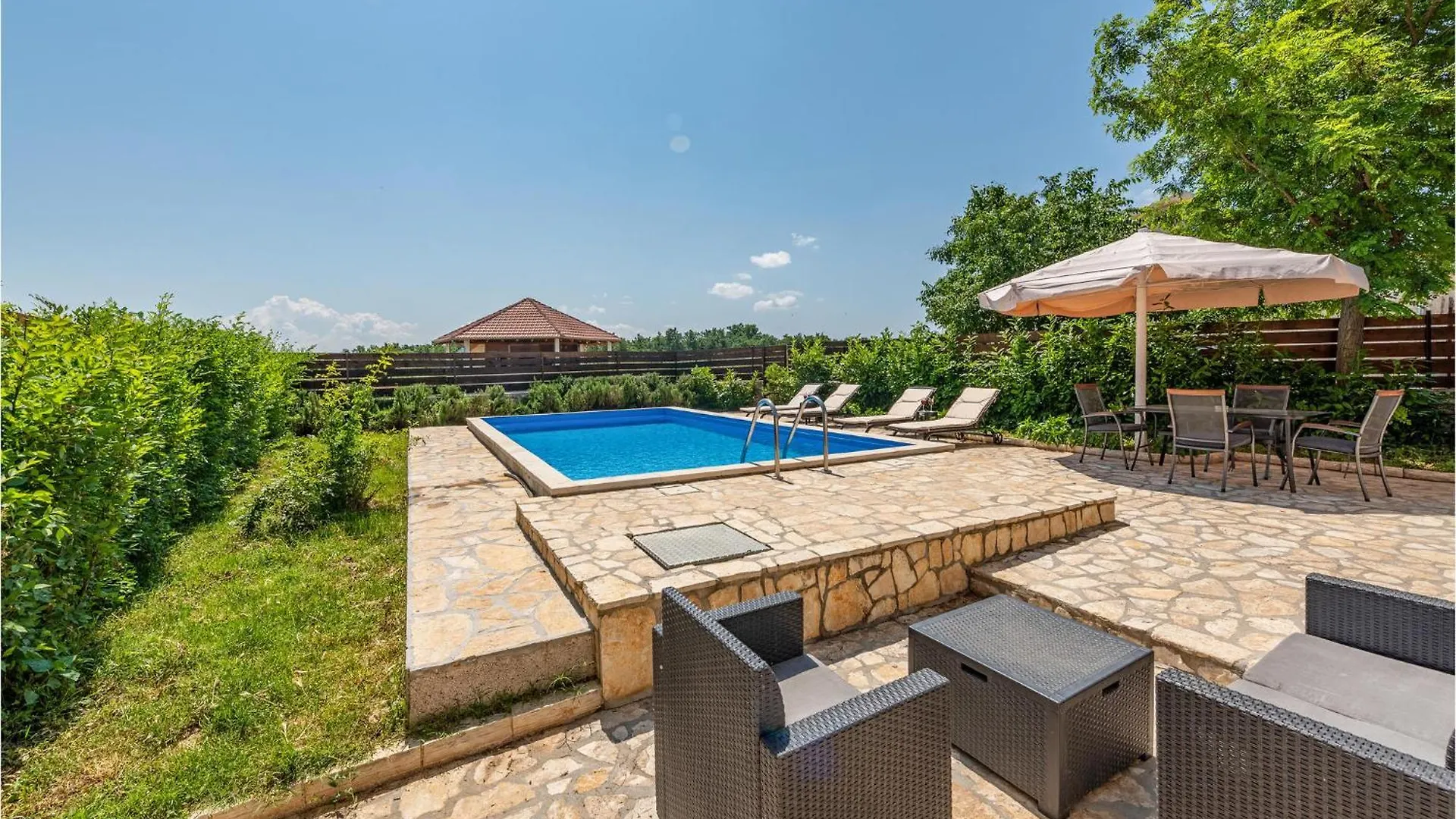 2 Bedroom Cozy Home In Lisane Tinjske