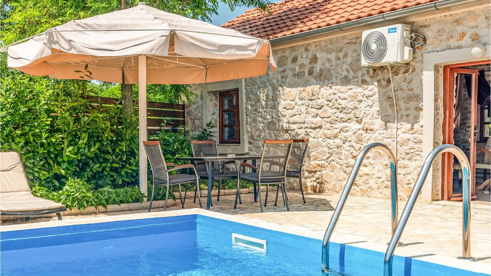 2 Bedroom Cozy Home In Lisane Tinjske 0*,