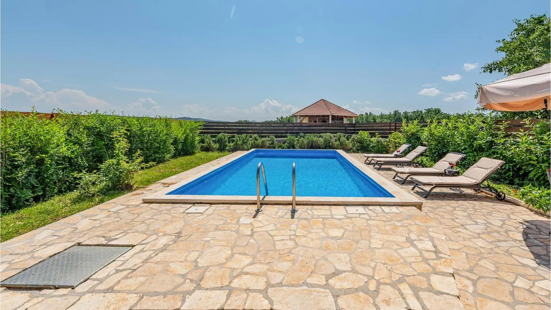 2 Bedroom Cozy Home In Lisane Tinjske Holiday home